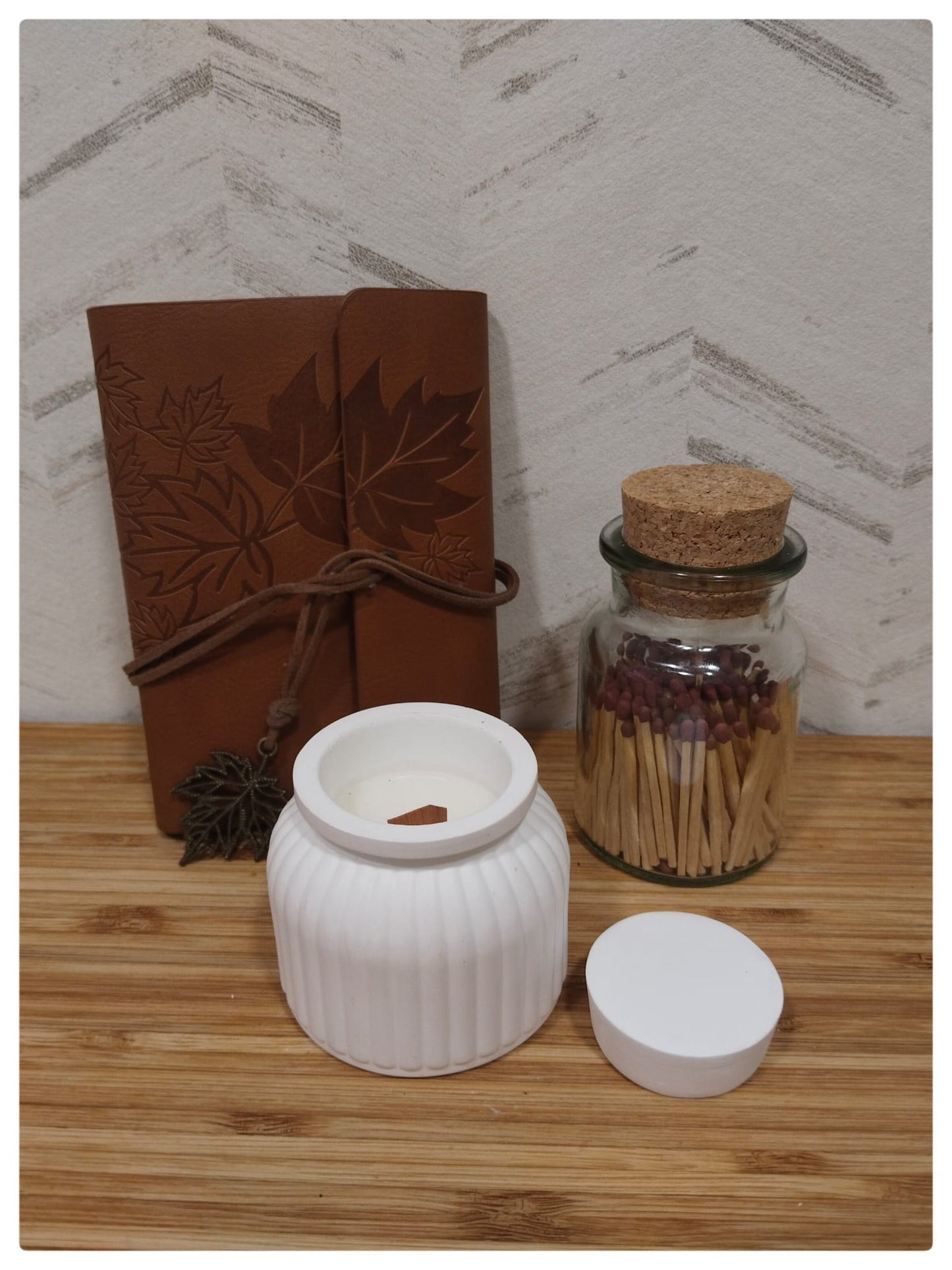 Vela aroma castaña en tarro de yeso con tapa y mecha de madera «Secreto de leña» [Refugio Interior]