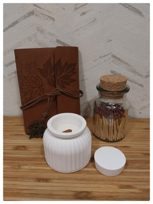 Vela aroma castaña en tarro de yeso con tapa y mecha de madera «Secreto de leña» [Refugio Interior]