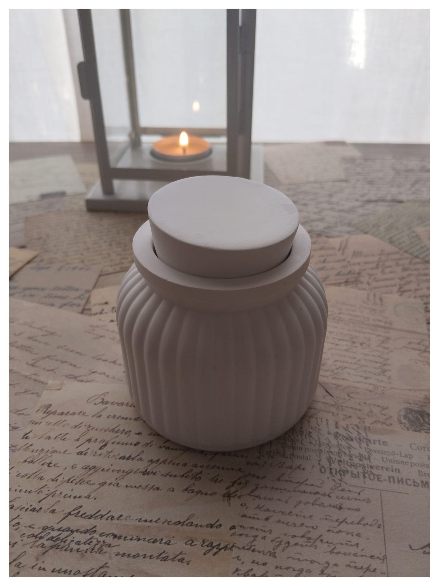 Vela aroma castaña en tarro de yeso con tapa y mecha de madera «Secreto de leña» [Refugio Interior]