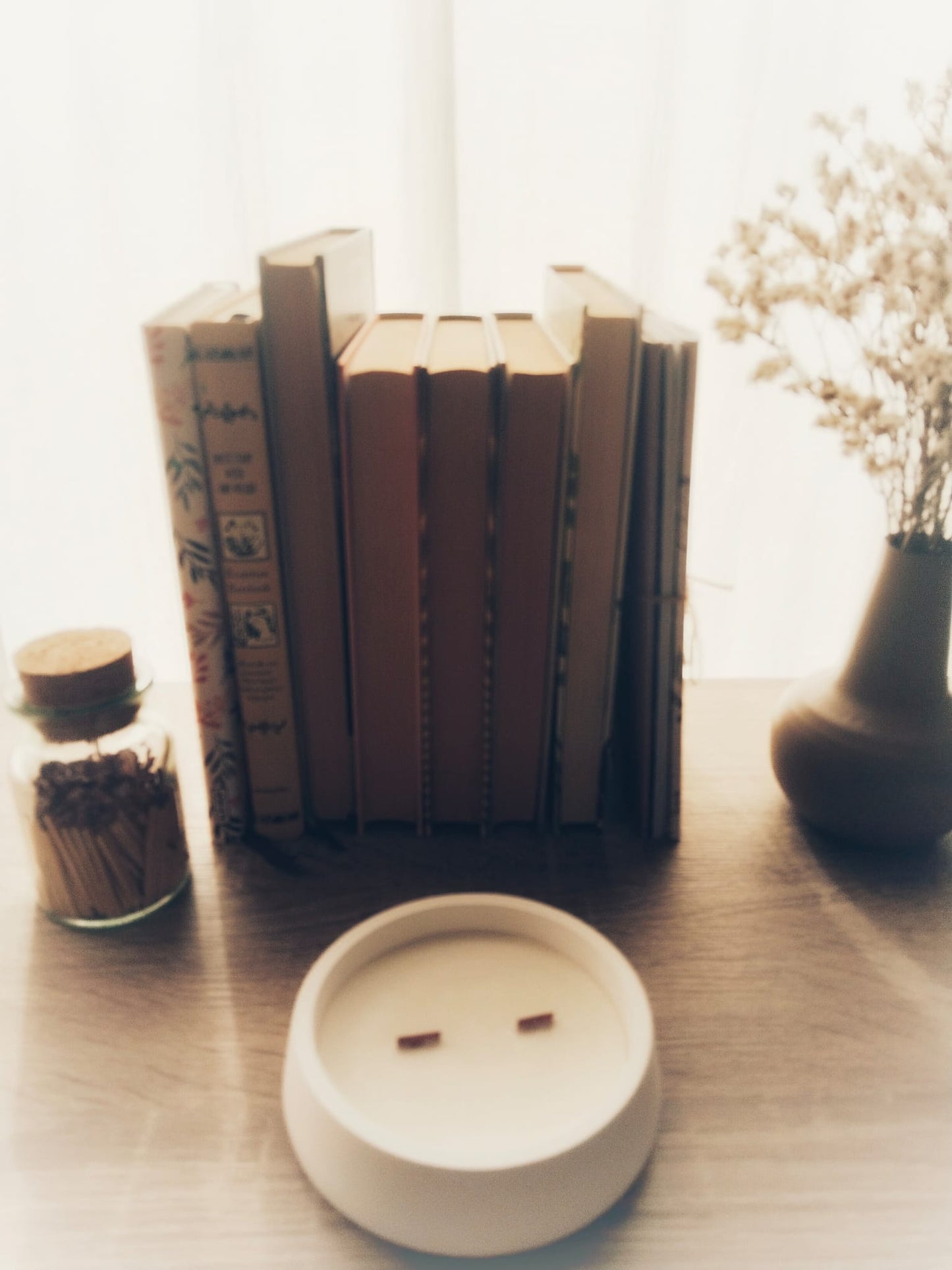 Vela aroma castaña en cuenco de yeso con mechas de madera «Susurro de roble» [Refugio Interior]