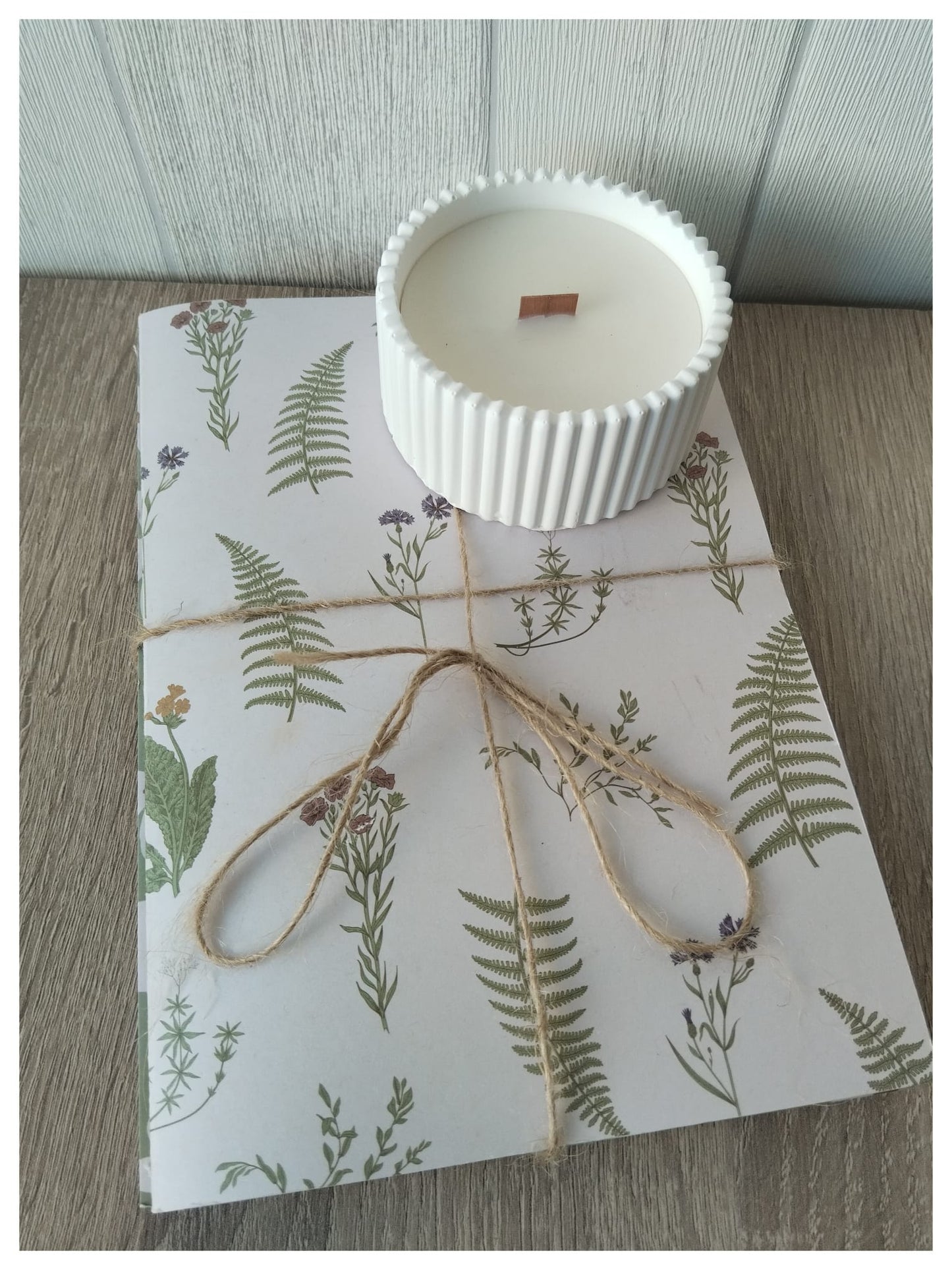 Vela aroma castaña en cuenco de yeso con mecha de madera «Crepitar de calma» [Refugio Interior]