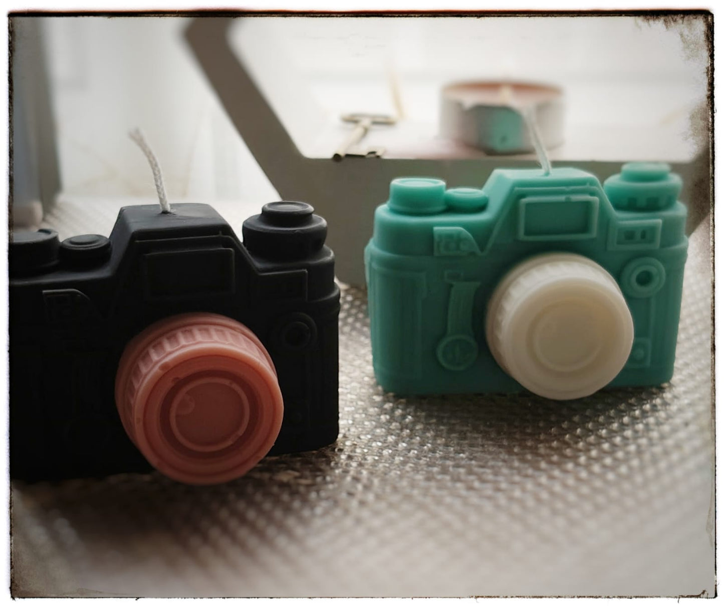 [Rutas de libertad] Cámara color negro y coral «Instante eterno»