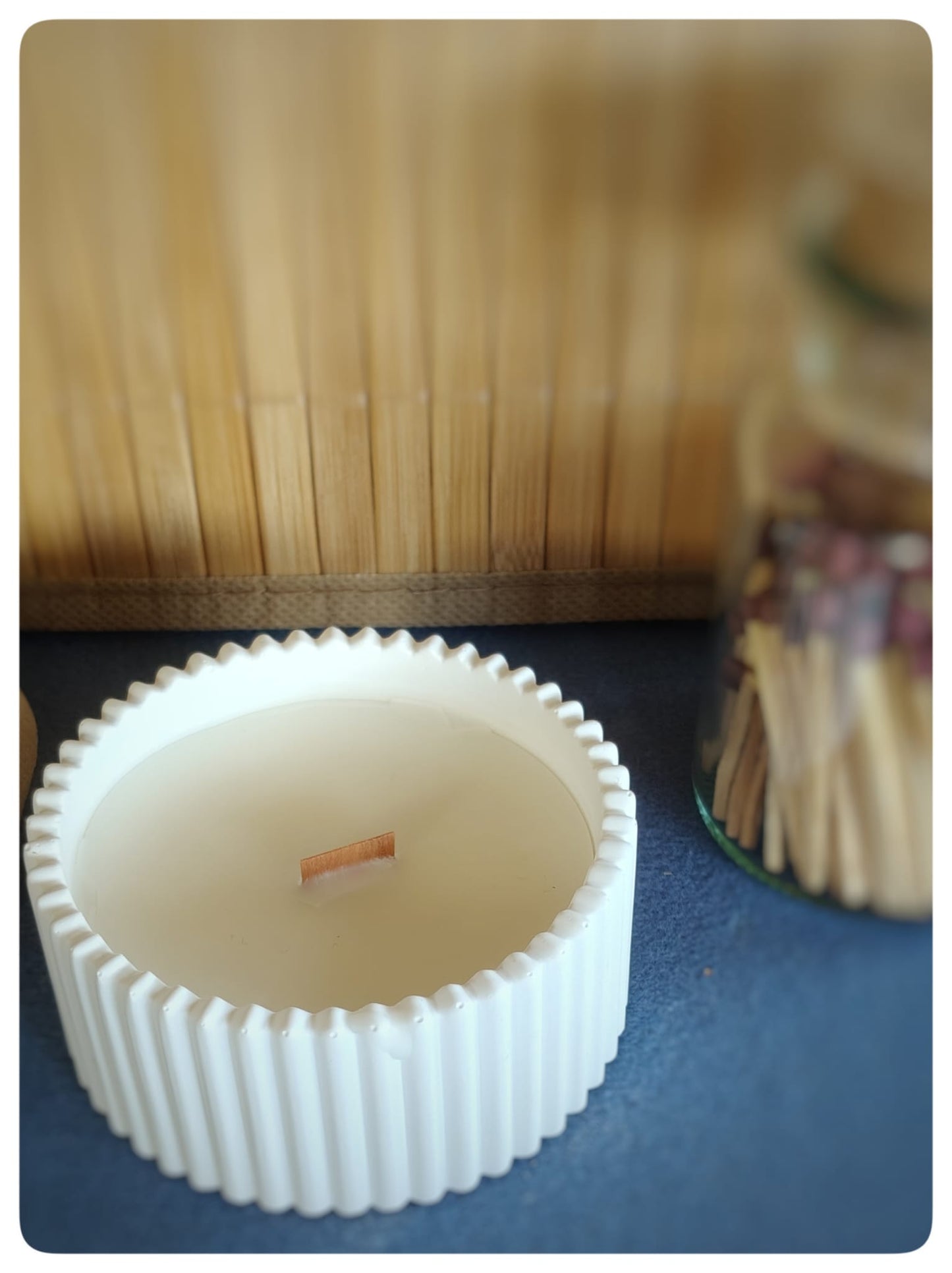 Vela aroma castaña en cuenco de yeso con mecha de madera «Crepitar de calma» [Refugio Interior]